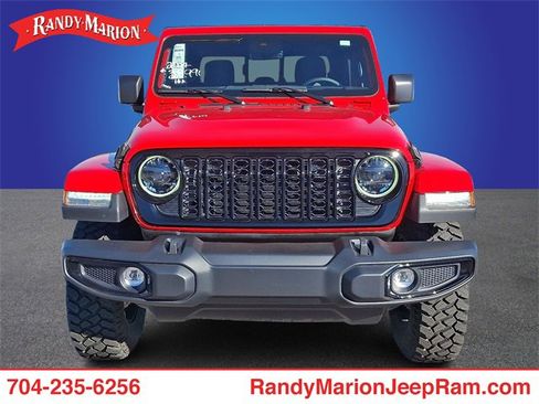Used 2024 Jeep Gladiator Sport image 2