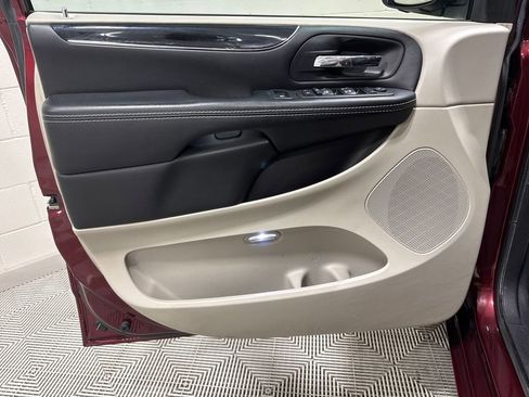 Used 2019 Dodge Grand Caravan SXT FWD image 17