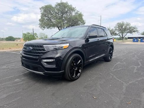 Used 2021 Ford Explorer XLT w/ Equipment Group 202A RWD image 3