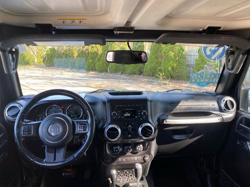 Used 2015 Jeep Wrangler Unlimited Sahara w/ Connectivity Group image 15