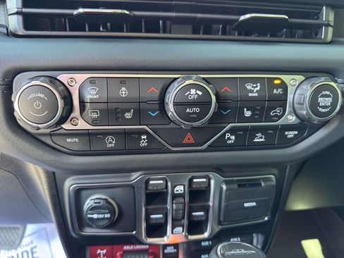 Used 2025 Jeep Gladiator Mojave AWD/4WD image 34
