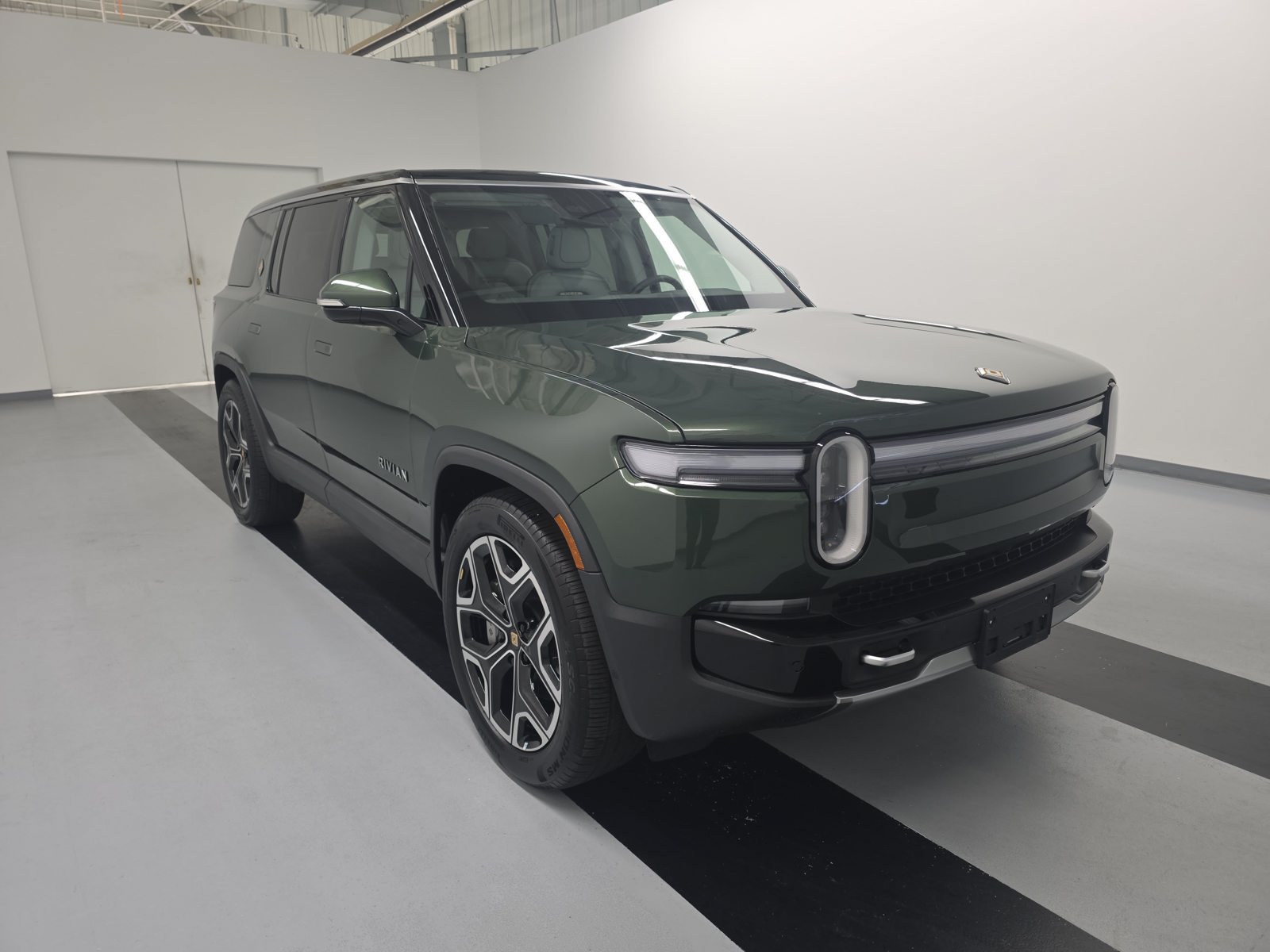 Used 2025 Rivian R1S Adventure Dual AWD/4WD image 7