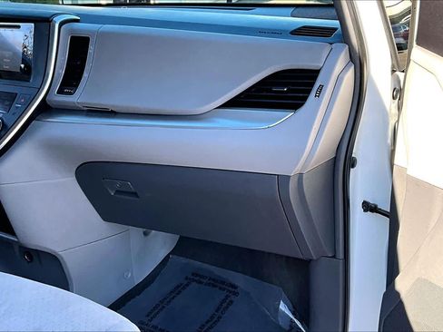Used 2015 Toyota Sienna LE image 18