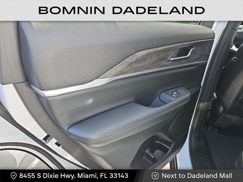 Used 2025 Jeep Grand Cherokee Limited w/ Black Appearance Package image 13