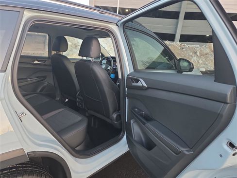 New 2026 Volkswagen Taos SE image 29