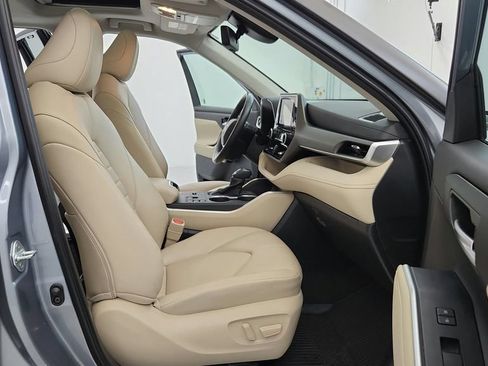 Certified 2024 Toyota Highlander XLE FWD image 22