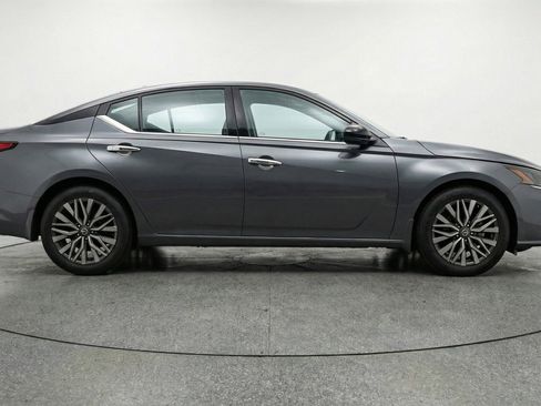 Used 2025 Nissan Altima 2.5 SV image 11