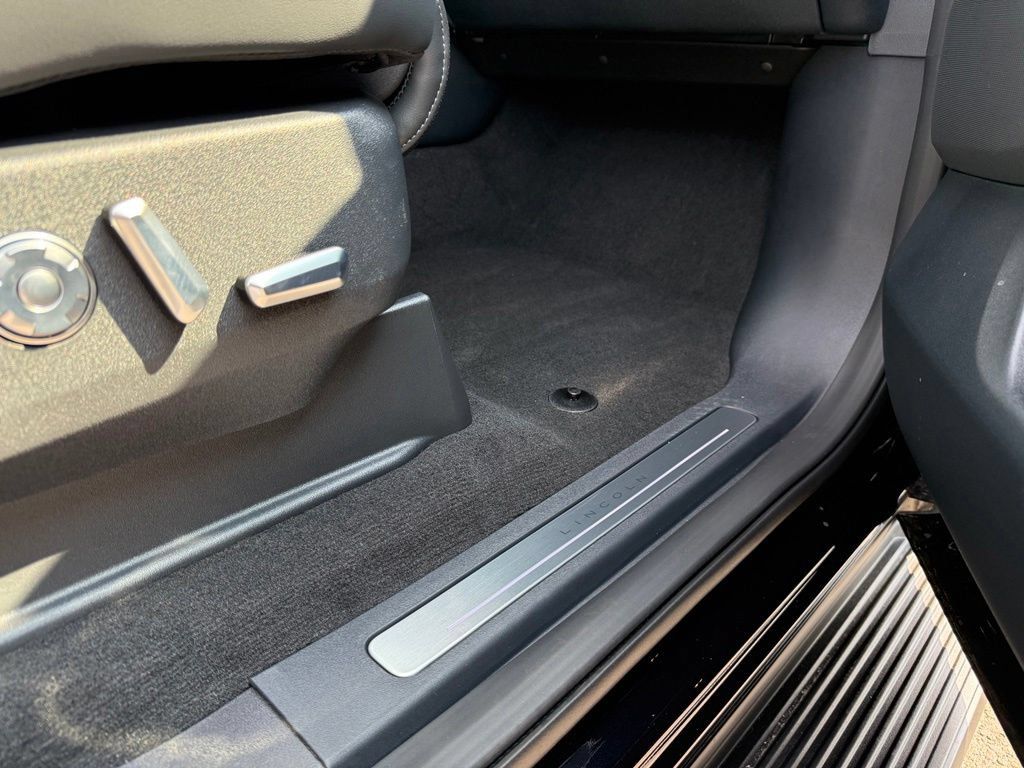 New 2027 Lincoln Navigator Premiere AWD/4WD image 22