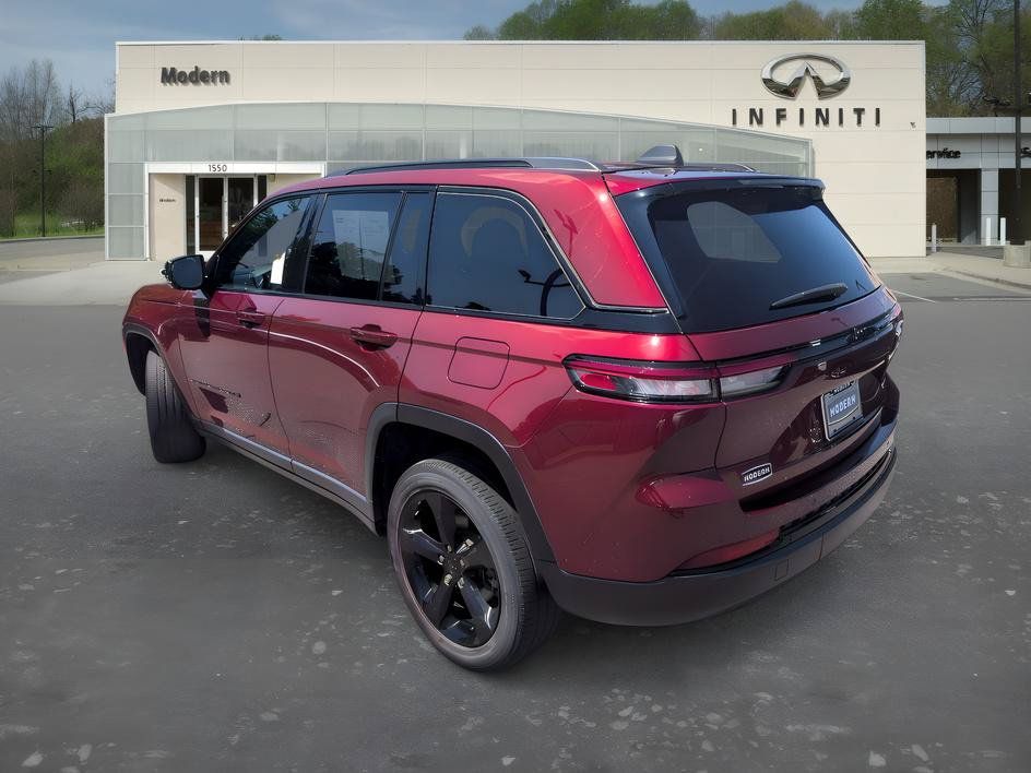 Used 2023 Jeep Grand Cherokee Altitude RWD image 5