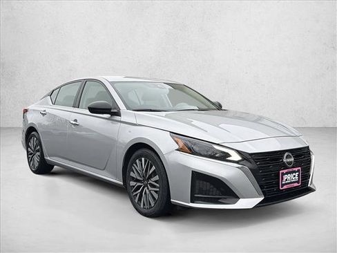 Used 2024 Nissan Altima 2.5 SV image 3