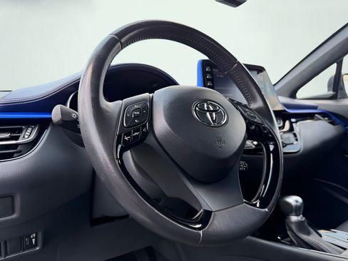 Used 2020 Toyota C-HR XLE FWD image 36