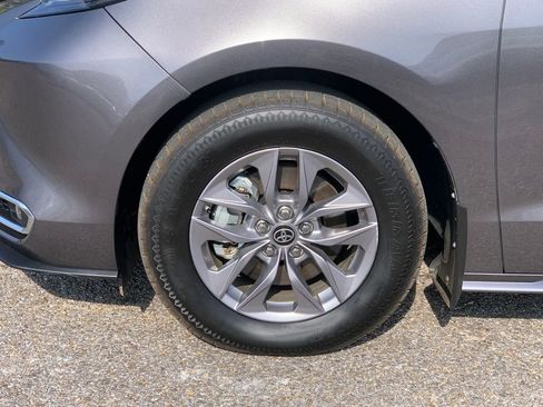 Used 2024 Toyota Sienna XLE FWD image 9