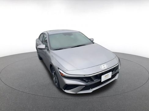 Used 2025 Hyundai Elantra Limited image 3