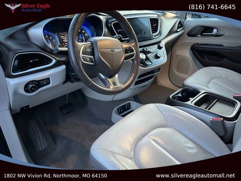 Used 2017 Chrysler Pacifica Touring-L w/ Tire & Wheel Group image 6