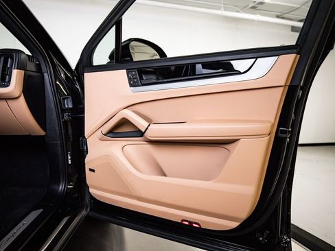 Certified 2024 Porsche Cayenne Coupe AWD/4WD image 29