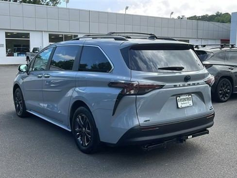 Certified 2024 Toyota Sienna XLE Woodland Edition image 4