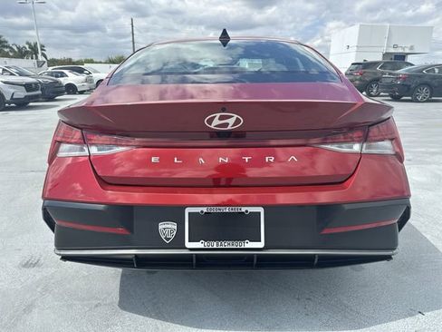 Used 2025 Hyundai Elantra SEL image 13