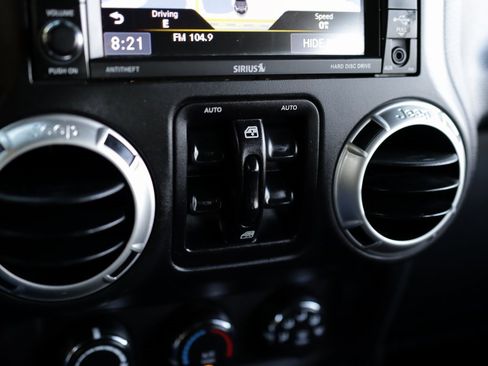 Used 2016 Jeep Wrangler Unlimited Rubicon w/ Connectivity Group image 17