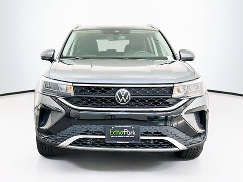 Used 2023 Volkswagen Taos SE w/ Panoramic Sunroof Package AWD/4WD image 2