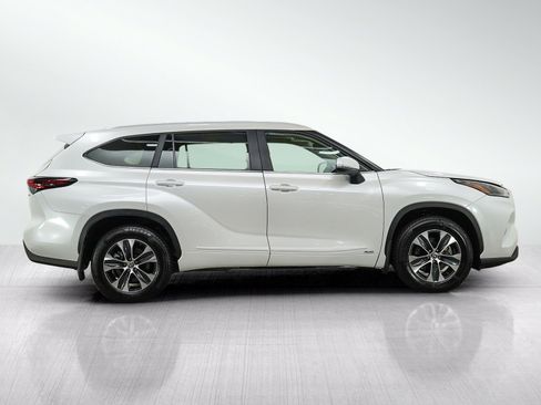Used 2025 Toyota Highlander XLE AWD/4WD image 6