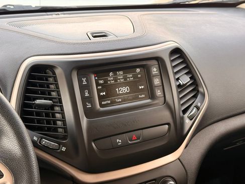 Used 2018 Jeep Cherokee Latitude w/ Safety Group AWD/4WD image 31