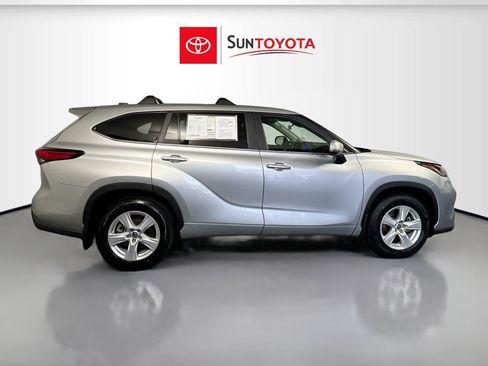 Used 2023 Toyota Highlander LE image 2