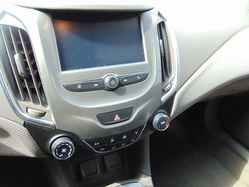 Used 2017 Chevrolet Cruze LT image 18