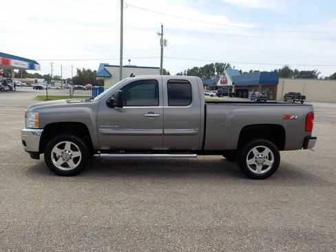 Used 2013 Chevrolet Silverado 2500 LT w/ Custom Sport Truck Package RWD image 2