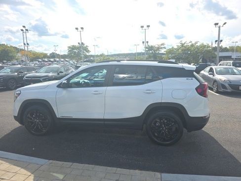 Used 2022 GMC Terrain SLE w/ Driver Convenience Package image 4