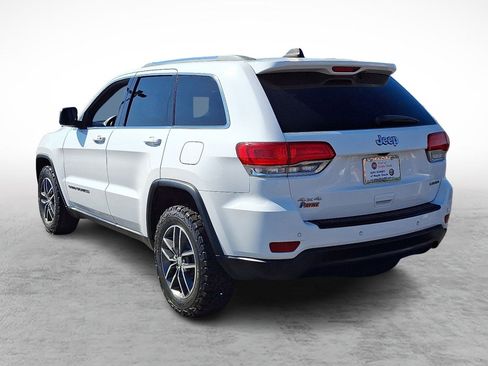 Used 2018 Jeep Grand Cherokee Laredo image 3