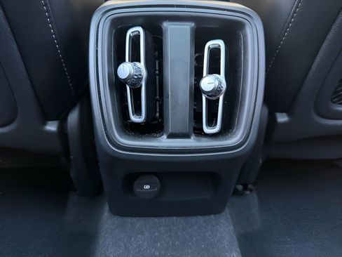 Used 2023 Volvo XC40 B5 Plus image 14