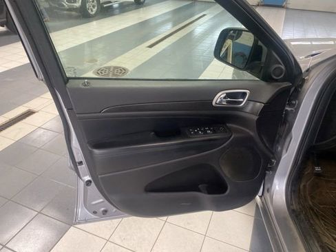 Used 2017 Jeep Grand Cherokee Altitude AWD/4WD image 9