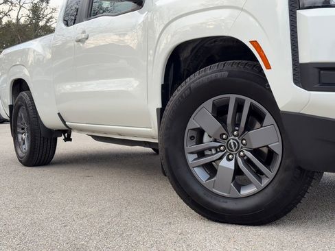 Used 2025 Nissan Frontier SV image 2