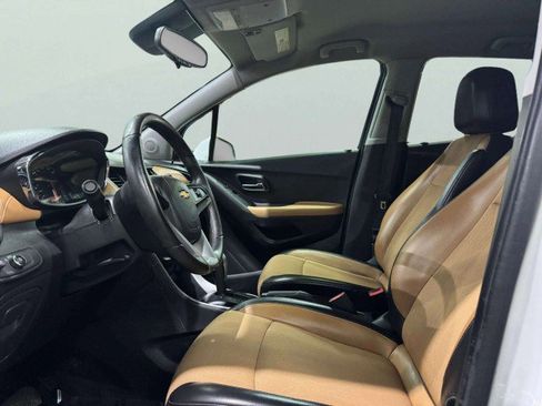 Used 2020 Chevrolet Trax LT w/ LT Convenience Package image 17