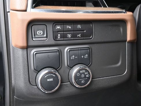 Used 2025 Chevrolet Tahoe High Country image 16