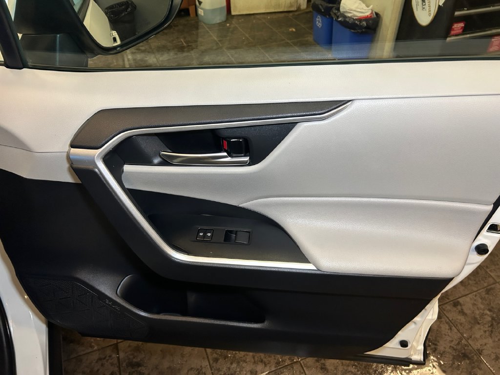 Used 2020 Toyota RAV4 XLE AWD/4WD image 16