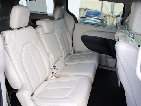 Used 2018 Chrysler Pacifica Touring-L Plus w/ Advanced Safetytec Group image 13