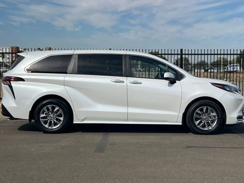 Used 2024 Toyota Sienna XLE AWD/4WD image 3
