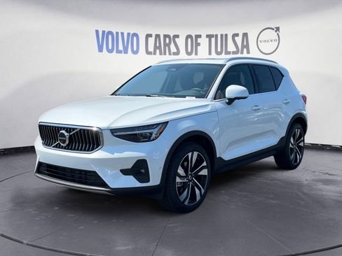 Used 2025 Volvo XC40 B5 Plus w/ Protection Package Premier image 1