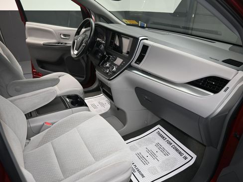 Used 2015 Toyota Sienna LE image 32
