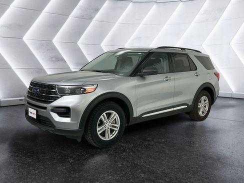 Used 2023 Ford Explorer XLT RWD image 3