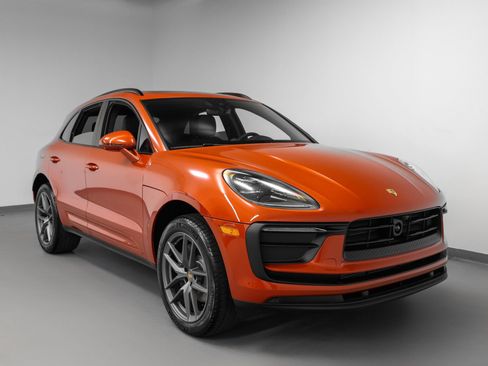 Certified 2025 Porsche Macan AWD/4WD image 9