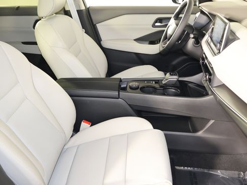 Used 2025 Nissan Rogue SV w/ SV Premium Package image 41