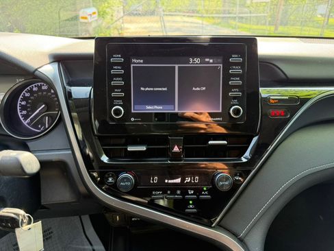 Used 2022 Toyota Camry SE w/ Carpet Mat Package (TMS) AWD/4WD image 32