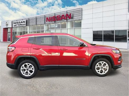 Used 2025 Jeep Compass Latitude AWD/4WD image 3