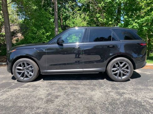 Used 2024 Land Rover Range Rover Sport SE AWD/4WD image 4