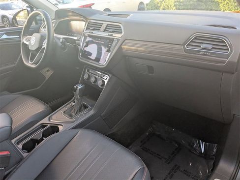 Used 2024 Volkswagen Tiguan SE image 31