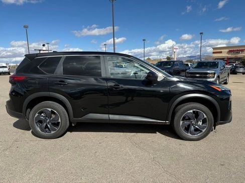Used 2024 Nissan Rogue SV image 4