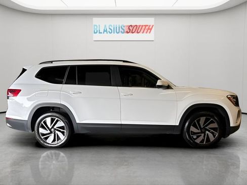 Used 2025 Volkswagen Atlas SE AWD/4WD image 2