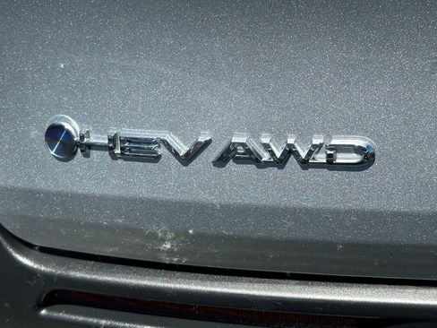 Used 2025 Toyota Sienna LE AWD/4WD image 5
